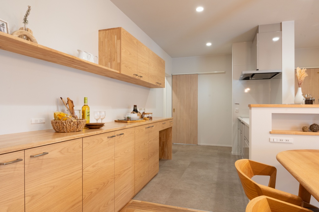 三角玄関ファサードがキュートな家