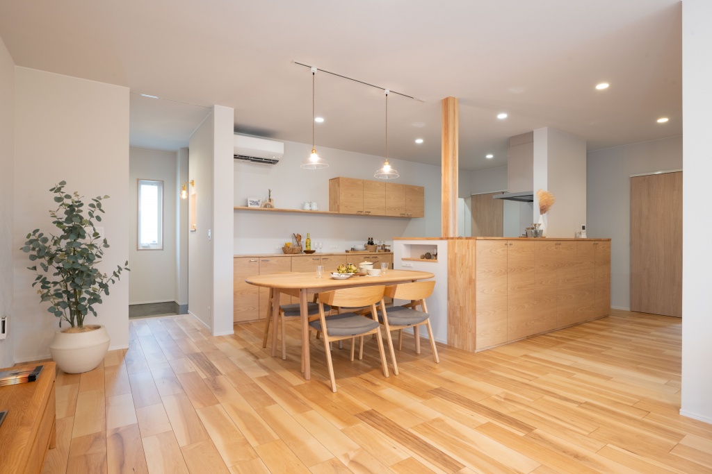 三角玄関ファサードがキュートな家