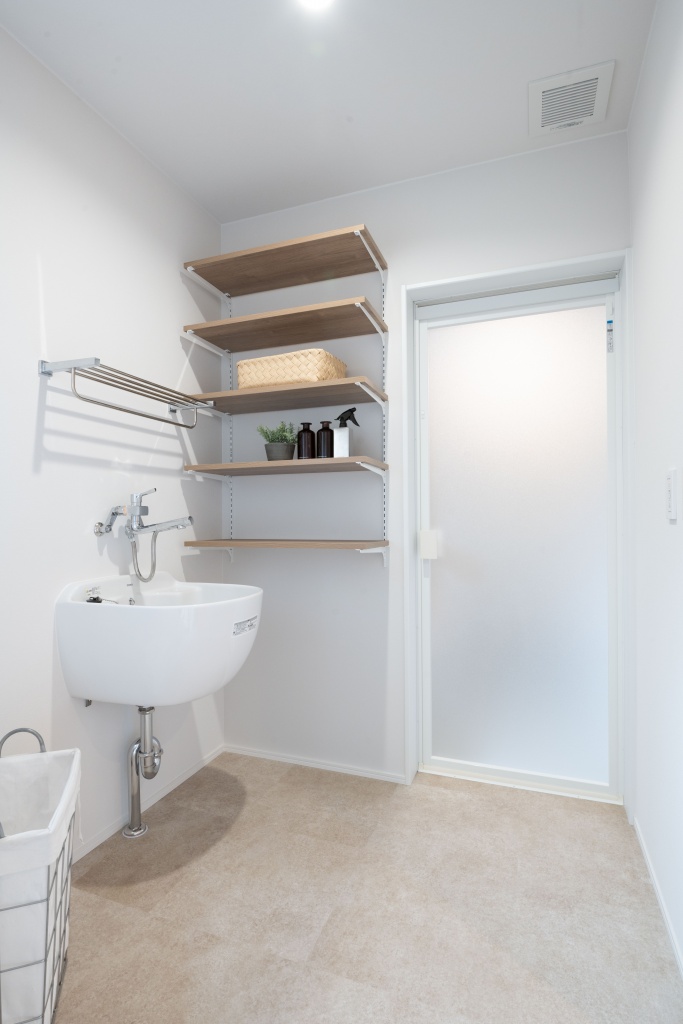 三角玄関ファサードがキュートな家