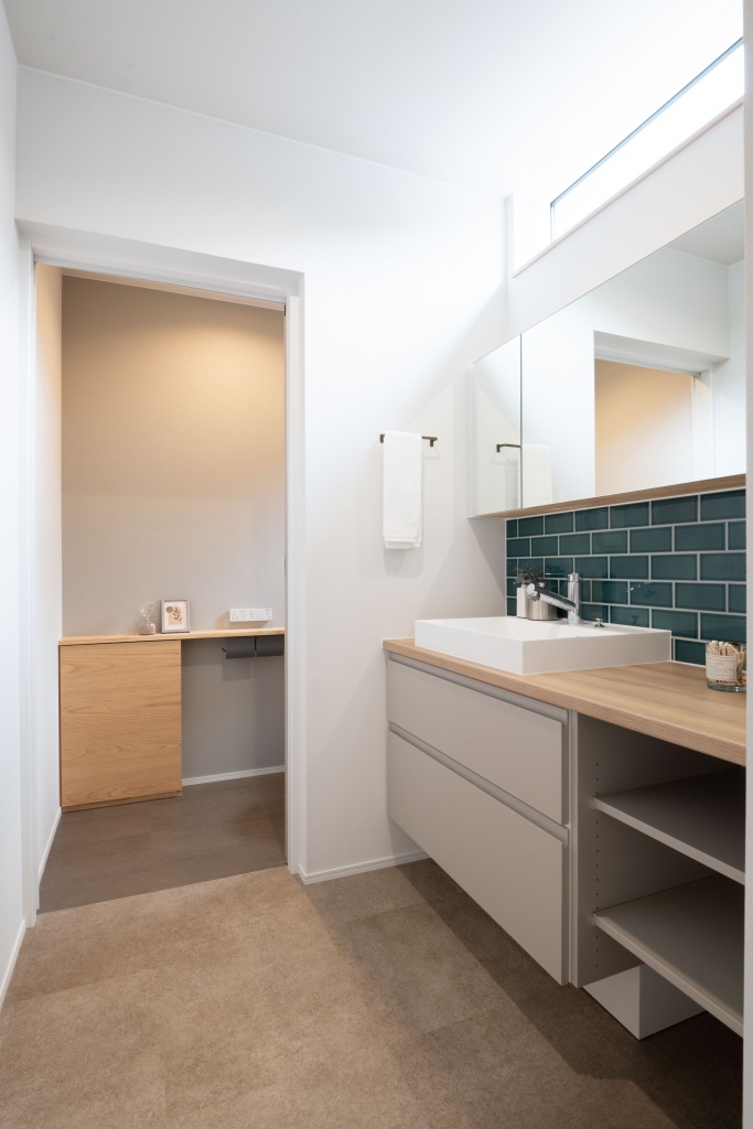 三角玄関ファサードがキュートな家