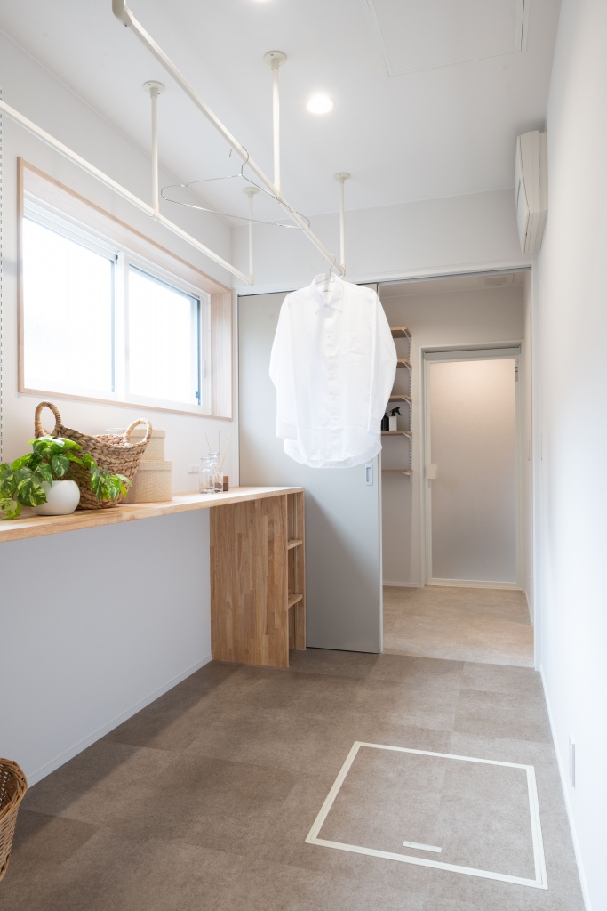 三角玄関ファサードがキュートな家