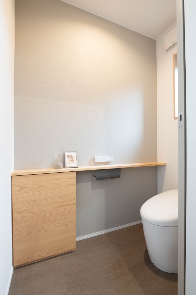 三角玄関ファサードがキュートな家