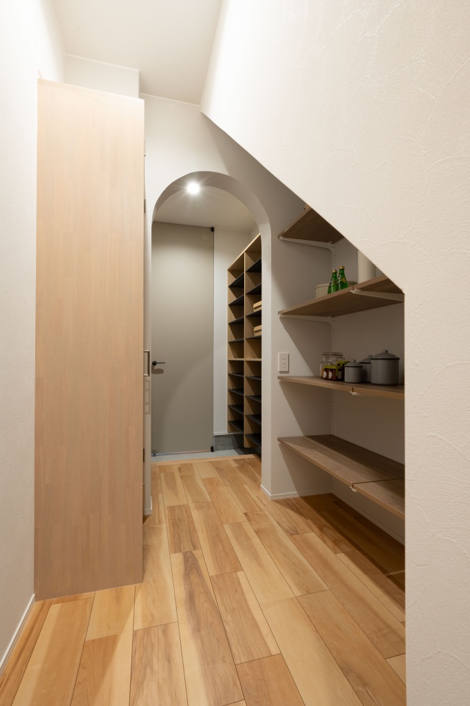 三角玄関ファサードがキュートな家