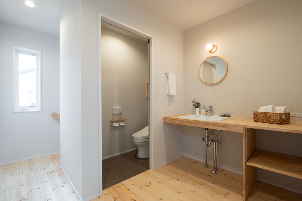 三角玄関ファサードがキュートな家