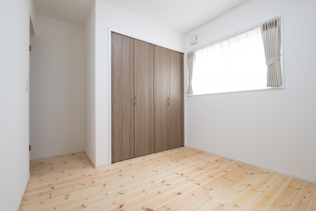 三角玄関ファサードがキュートな家