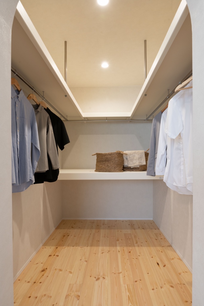 三角玄関ファサードがキュートな家