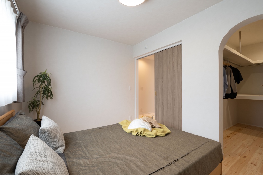 三角玄関ファサードがキュートな家