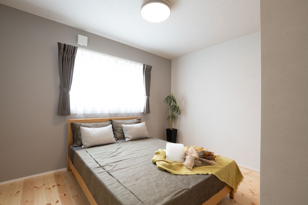 三角玄関ファサードがキュートな家