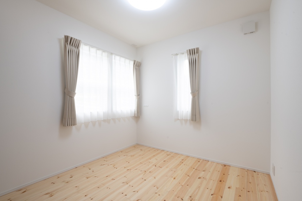 三角玄関ファサードがキュートな家