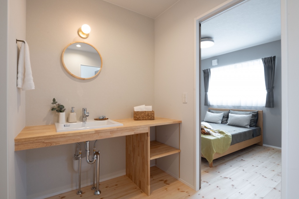 三角玄関ファサードがキュートな家