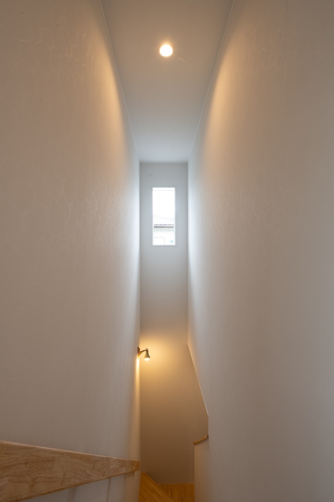 三角玄関ファサードがキュートな家