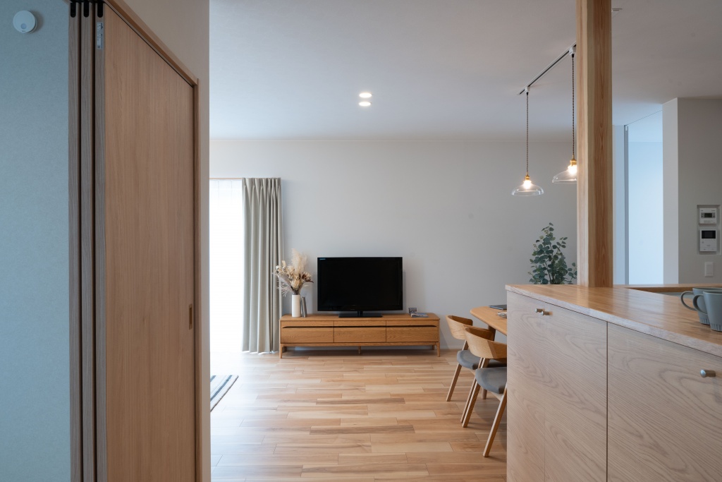 三角玄関ファサードがキュートな家