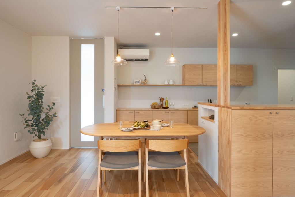 三角玄関ファサードがキュートな家