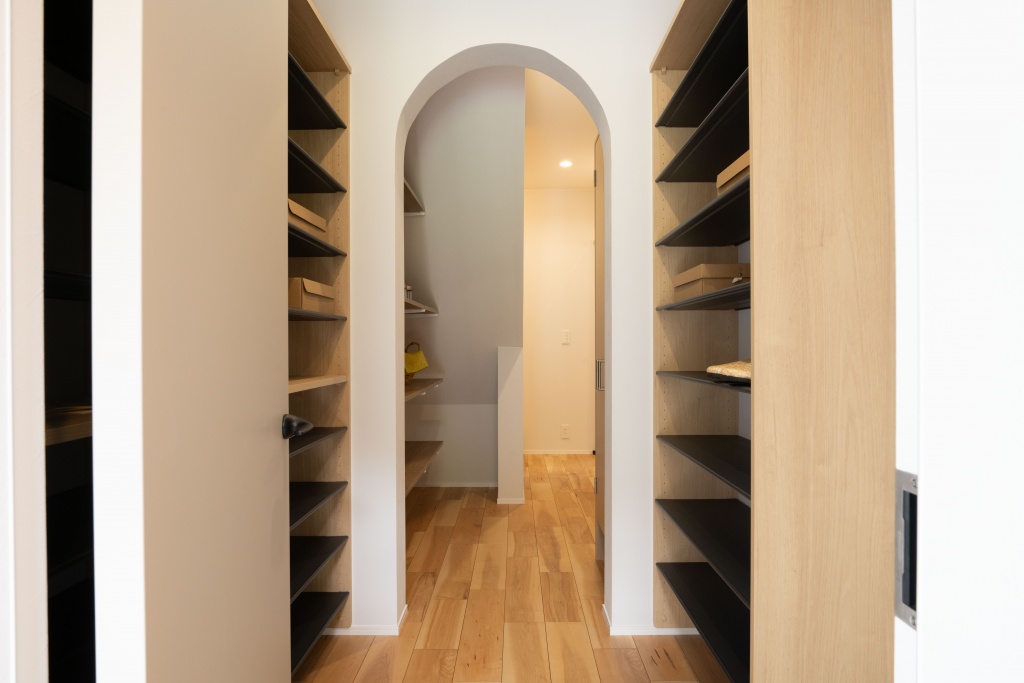 三角玄関ファサードがキュートな家