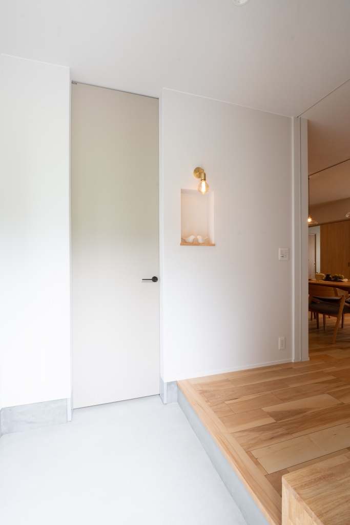 三角玄関ファサードがキュートな家