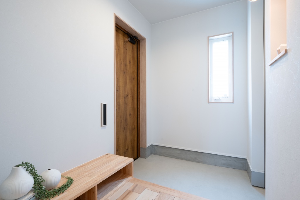 三角玄関ファサードがキュートな家