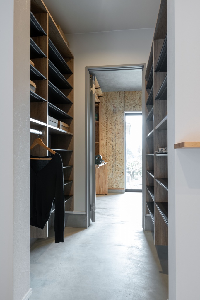 アウトドア好きに捧ぐ、趣味室のある家