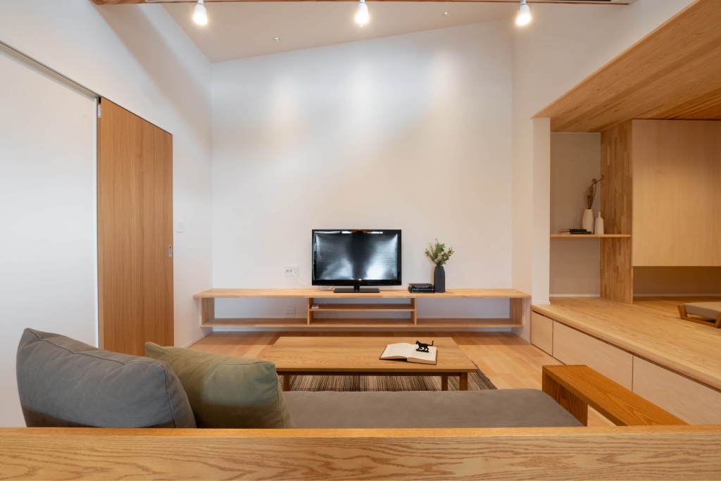 広いタイルテラスより光が差し込む平屋の家