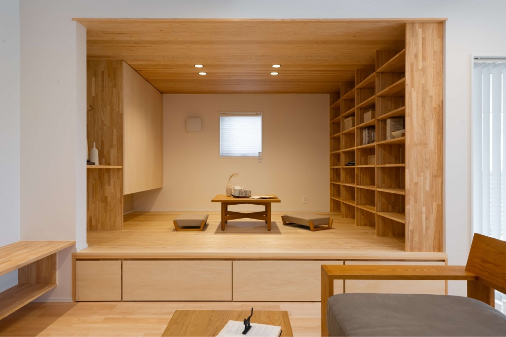 広いタイルテラスより光が差し込む平屋の家