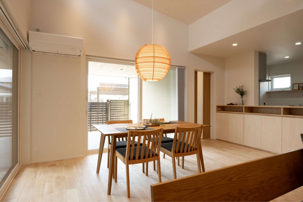 広いタイルテラスより光が差し込む平屋の家