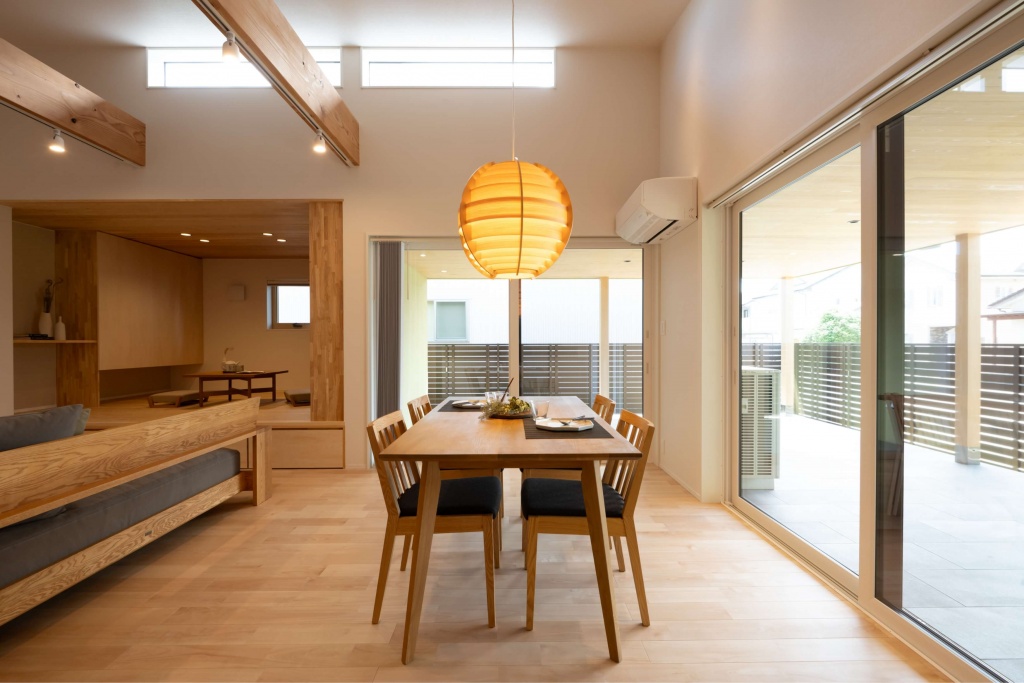 広いタイルテラスより光が差し込む平屋の家