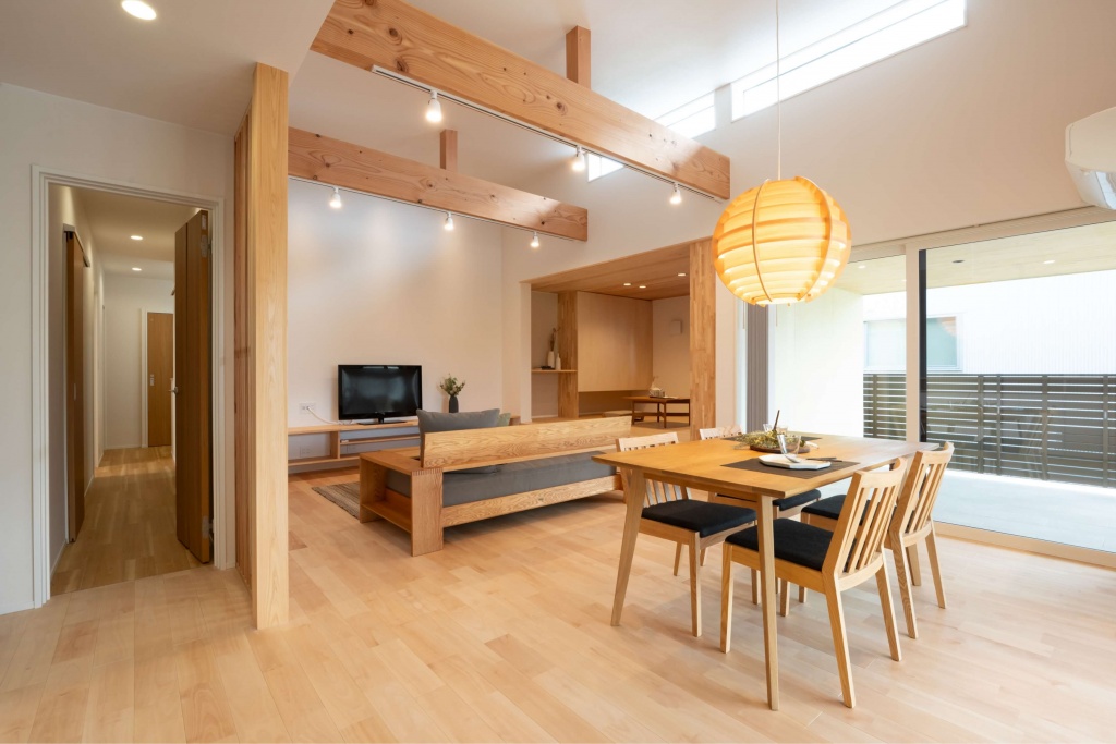 広いタイルテラスより光が差し込む平屋の家