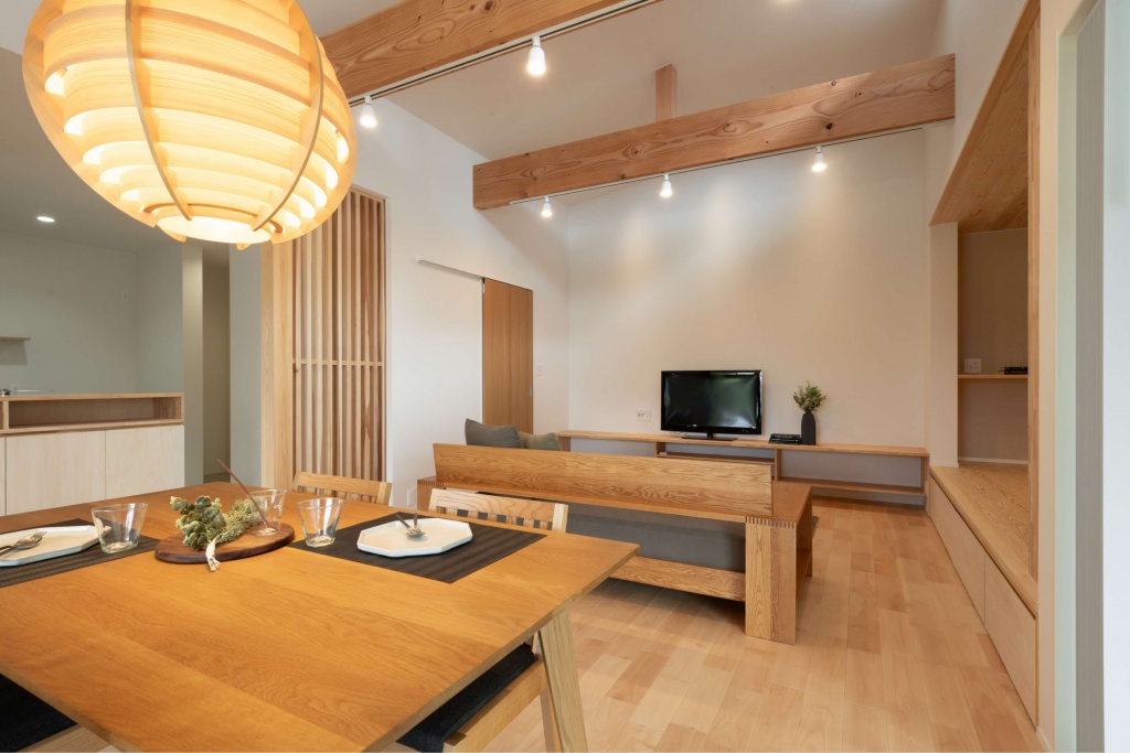 広いタイルテラスより光が差し込む平屋の家