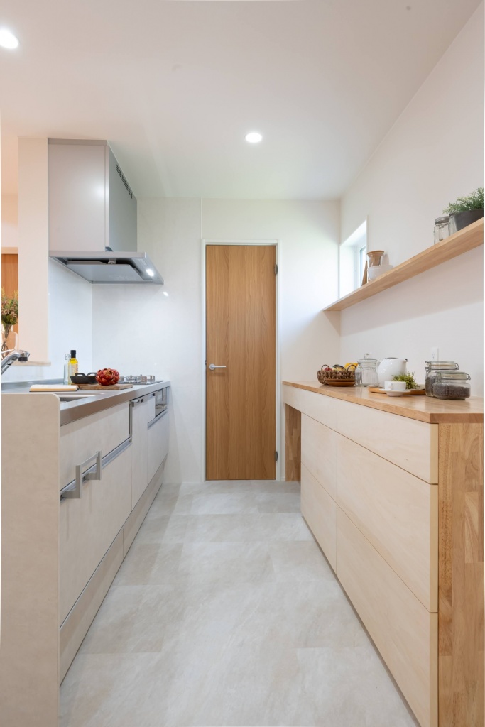 広いタイルテラスより光が差し込む平屋の家