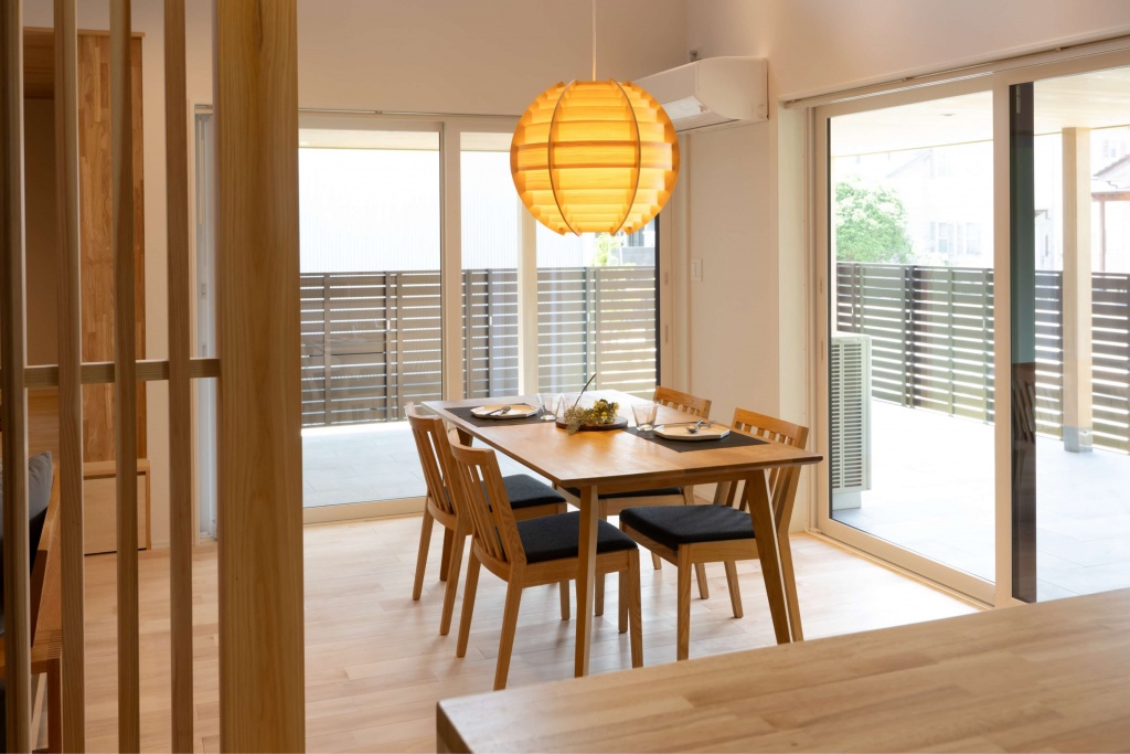 広いタイルテラスより光が差し込む平屋の家