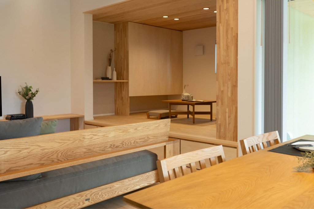 広いタイルテラスより光が差し込む平屋の家