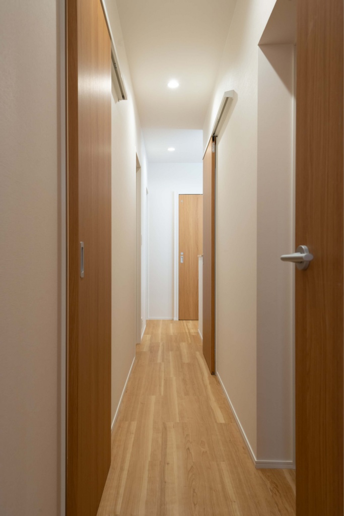 広いタイルテラスより光が差し込む平屋の家