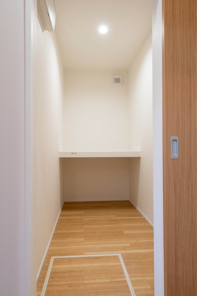 広いタイルテラスより光が差し込む平屋の家