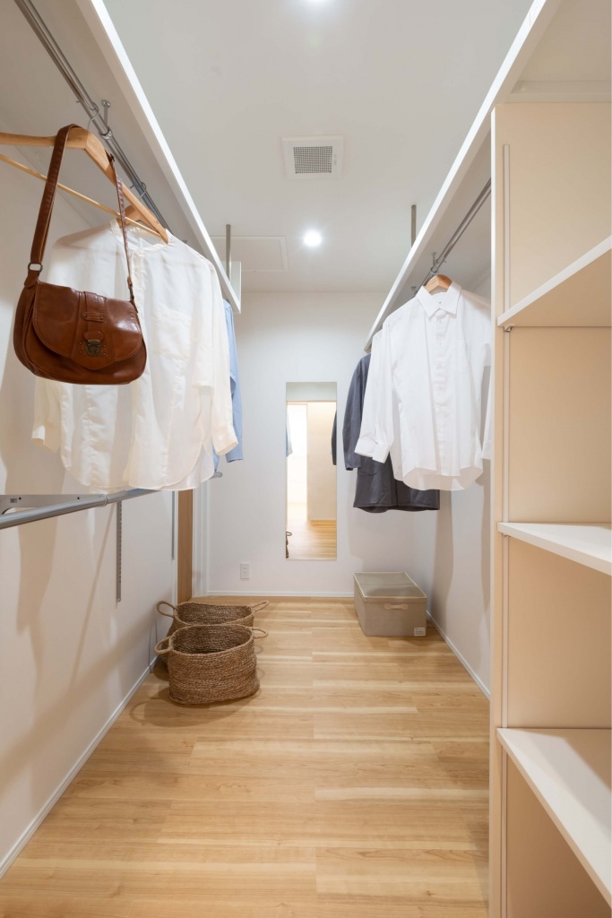 広いタイルテラスより光が差し込む平屋の家