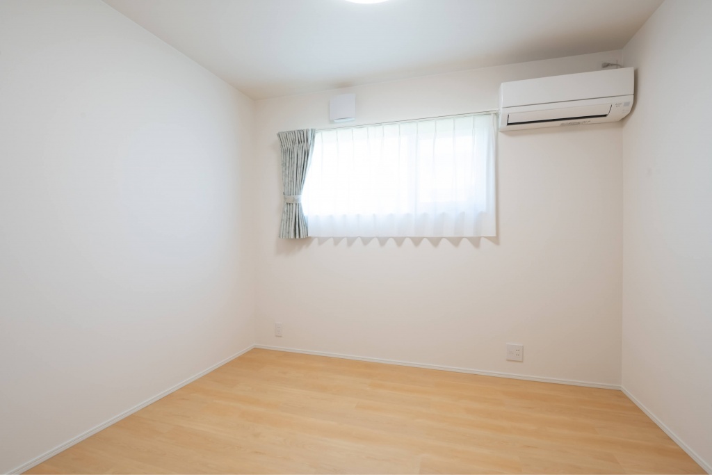 広いタイルテラスより光が差し込む平屋の家