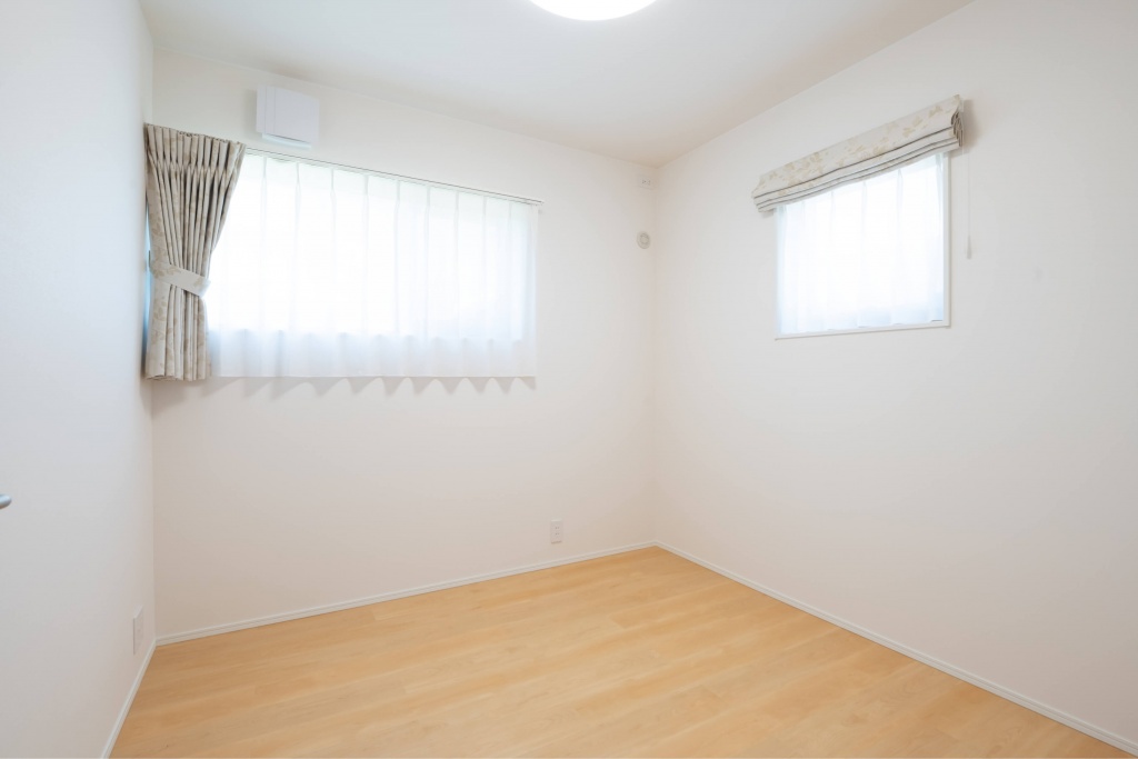 広いタイルテラスより光が差し込む平屋の家