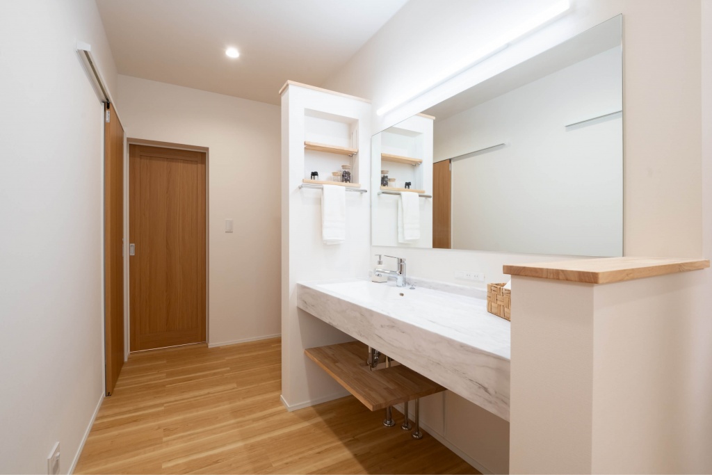 広いタイルテラスより光が差し込む平屋の家