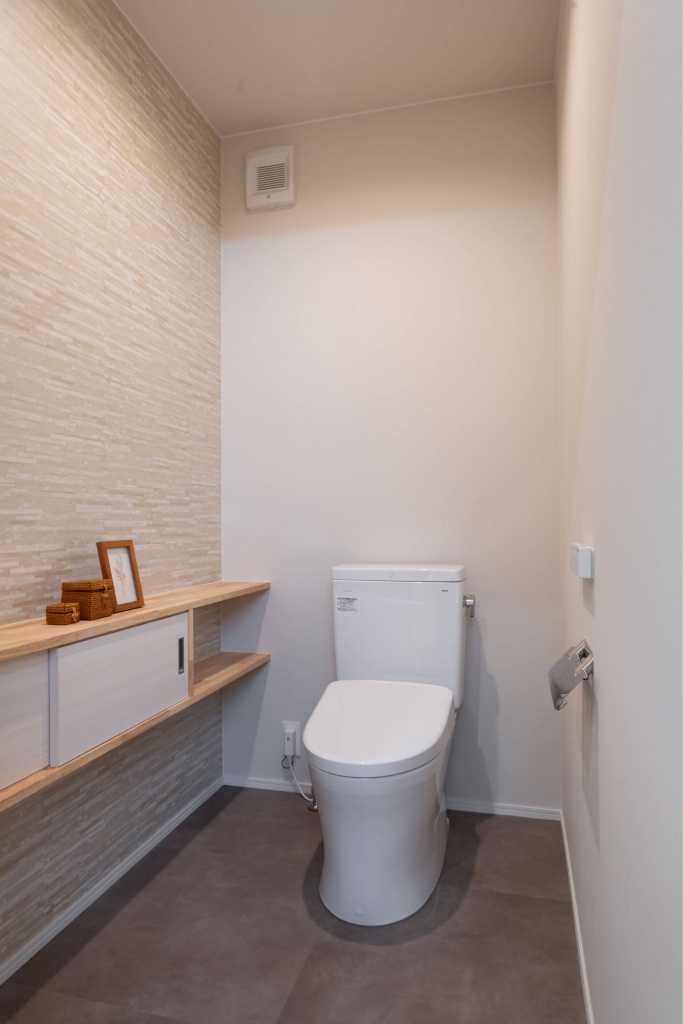 広いタイルテラスより光が差し込む平屋の家