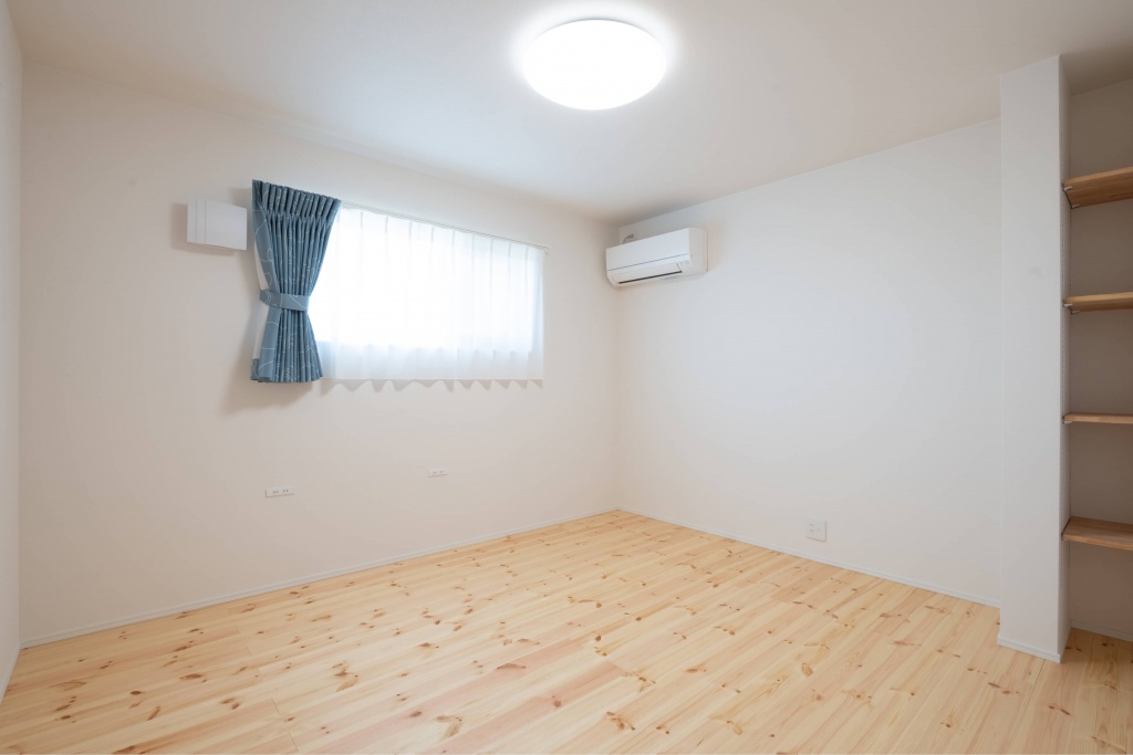 広いタイルテラスより光が差し込む平屋の家