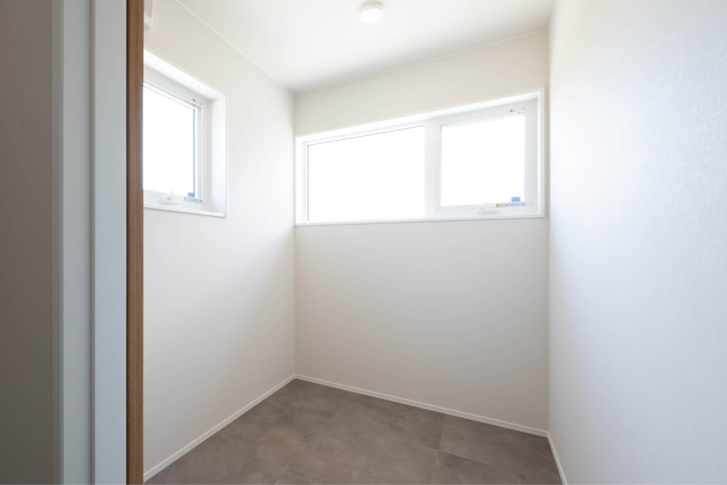 広いタイルテラスより光が差し込む平屋の家