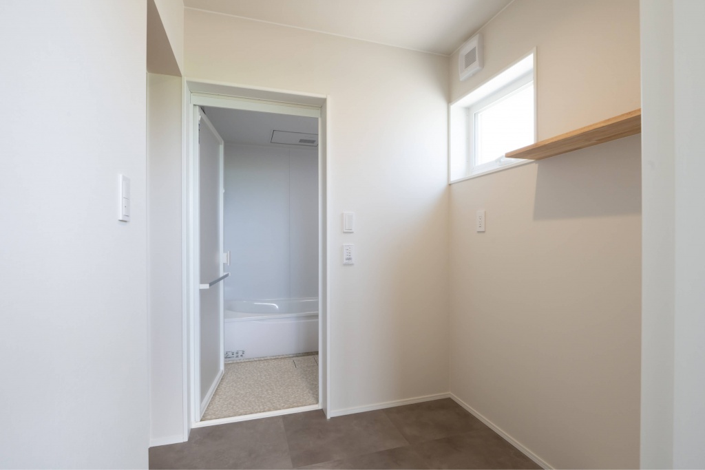 広いタイルテラスより光が差し込む平屋の家