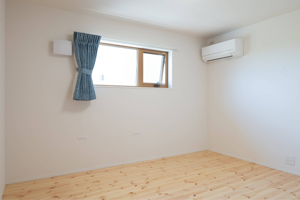 広いタイルテラスより光が差し込む平屋の家