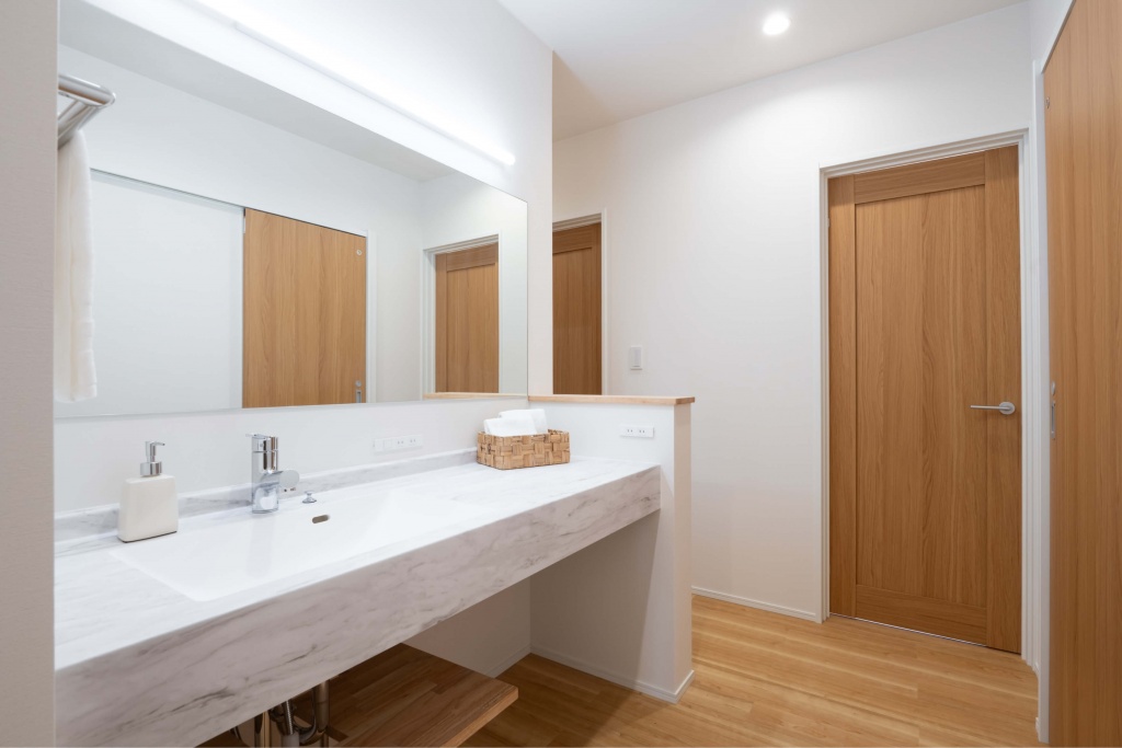 広いタイルテラスより光が差し込む平屋の家