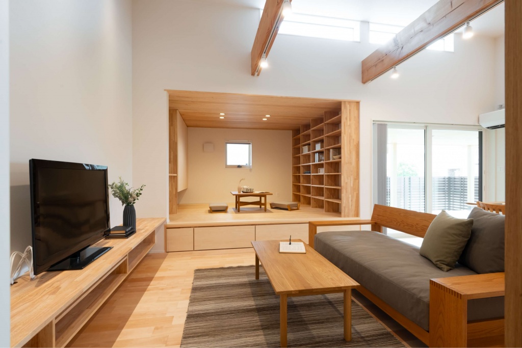 広いタイルテラスより光が差し込む平屋の家