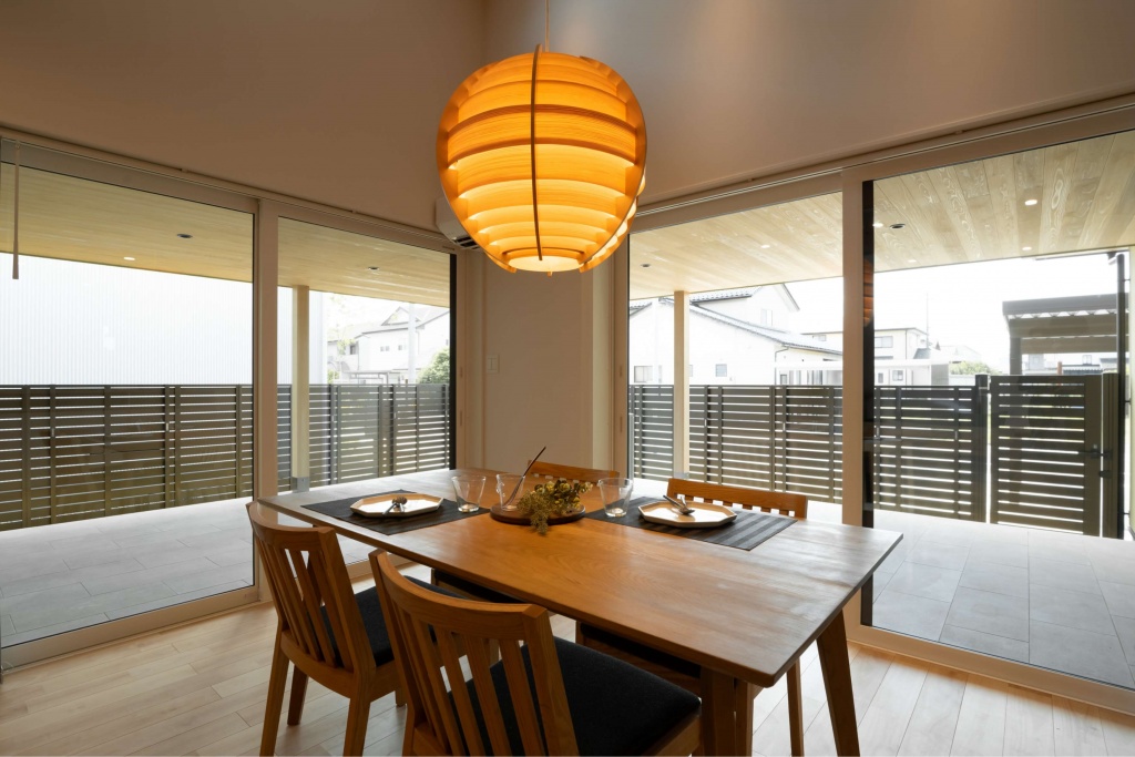 広いタイルテラスより光が差し込む平屋の家