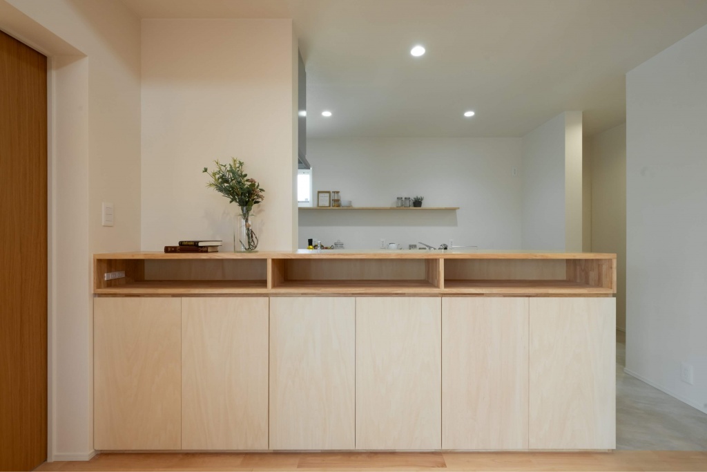 広いタイルテラスより光が差し込む平屋の家