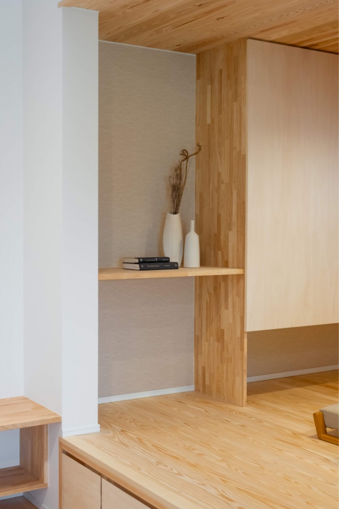 広いタイルテラスより光が差し込む平屋の家