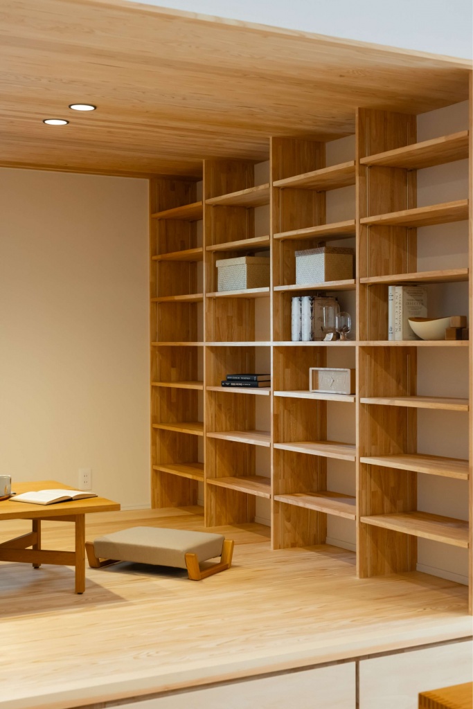 広いタイルテラスより光が差し込む平屋の家