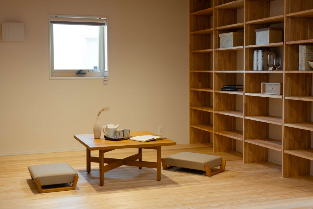 広いタイルテラスより光が差し込む平屋の家