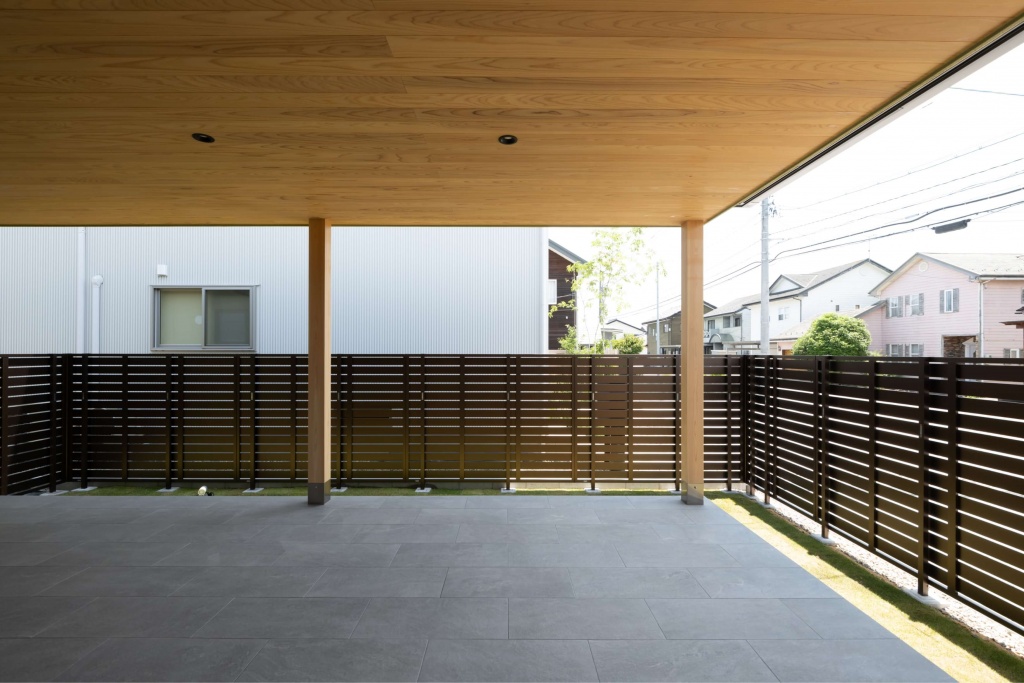 広いタイルテラスより光が差し込む平屋の家