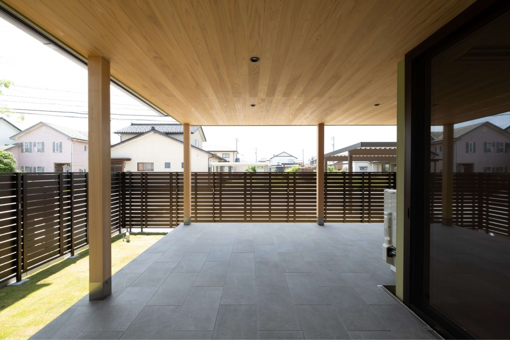 広いタイルテラスより光が差し込む平屋の家